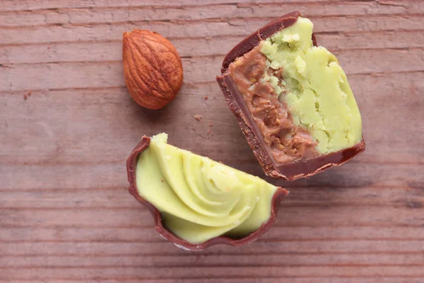 Dulces de chocolate sobre mesa de madera — Foto de Stock