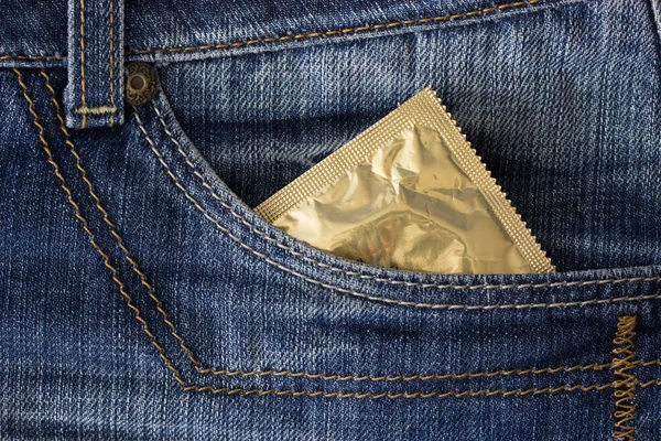 Kondom in Jeanstasche lizenzfreie Stockfotos