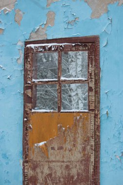 eski bir harabe evde kapı