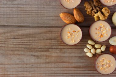 tablo üzerinde çikolata şekerleme