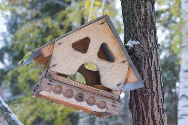 Fåglar hus på ett träd — Stockfoto