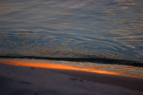 Slunce odrážející se ve vlnách — Stock fotografie