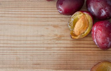 Masanın üzerinde olgunlaşmış mor Erik