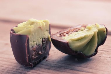 bir çikolata şeker yarısı kadar yakın