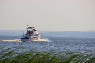 Motorbot Nehri üzerinde dalgalar ile