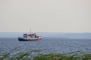 Motorbot Nehri üzerinde dalgalar ile
