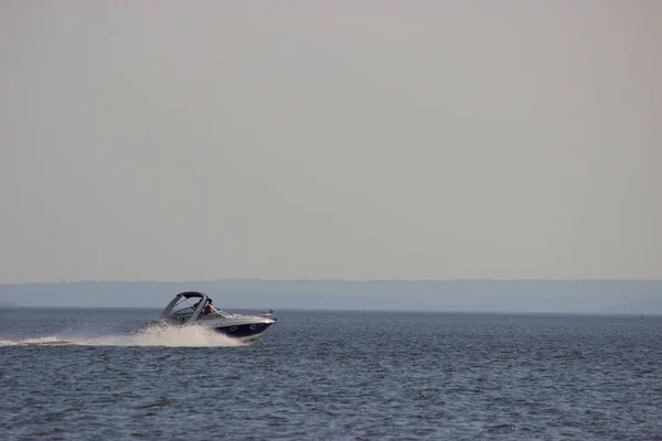 Motorbåt med vågor på floden — Stockfoto