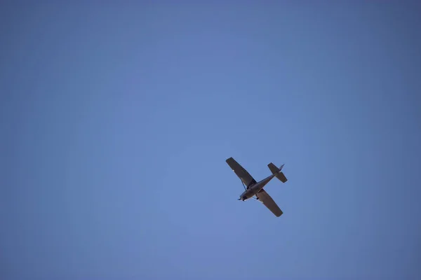 Airplane in the ble sky — Stock Photo, Image