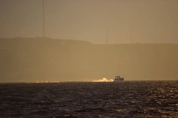 Barco ao nascer do sol — Fotografia de Stock