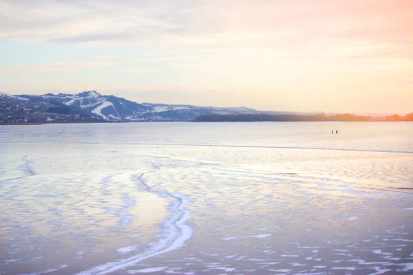 Zamrzlou řeku a vzdálené hory — Stock fotografie