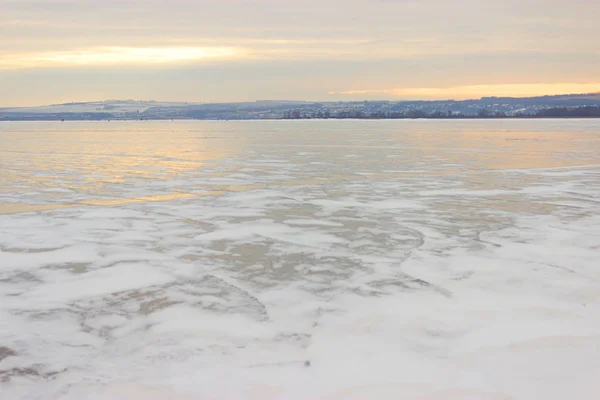 Rivière gelée et montagnes lointaines — Photo