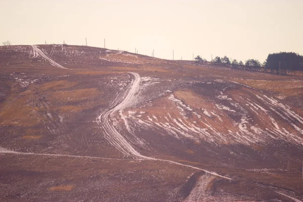 Strada innevata sulla montagna — Foto Stock