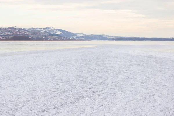Zamrzlou řeku a vzdálené hory — Stock fotografie