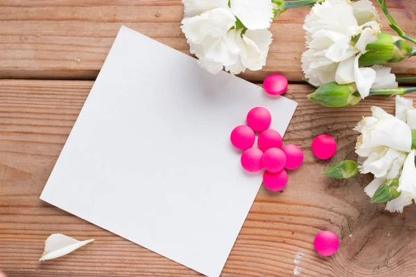 Rózsaszín tabletta és virágok — Stock Fotó