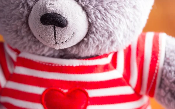 Urso de peluche em t-shitr vermelho — Fotografia de Stock