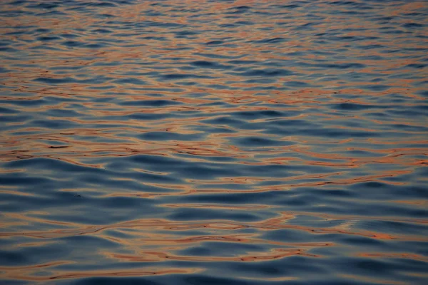 Zvlnění na pozadí vody — Stock fotografie