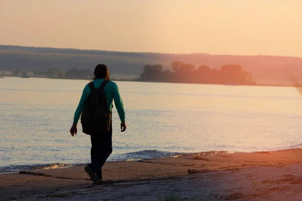 Junger Mann, der im Wasser steht — Stockfoto