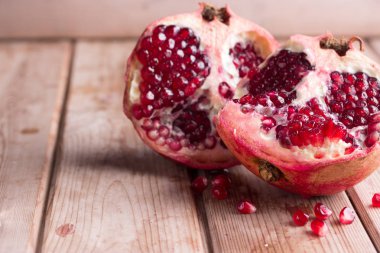 Nar dilimleri ve garnet meyve tohumları tablo üzerinde