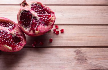 Nar dilimleri ve garnet meyve tohumları tablo üzerinde