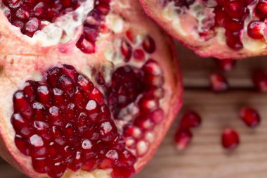 Nar dilimleri ve garnet meyve tohumları tablo üzerinde