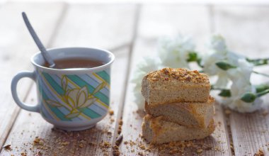 Porselen kap kadar kaşıkla kapatın