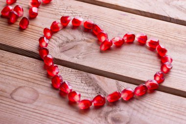 Olgun nar taneleri kırmızı kalp