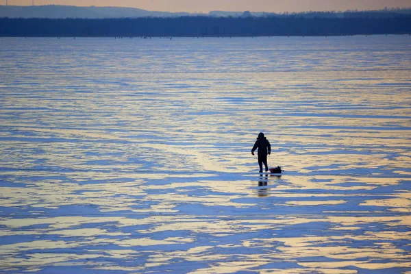 Rybář na zamrzlou řeku — Stock fotografie