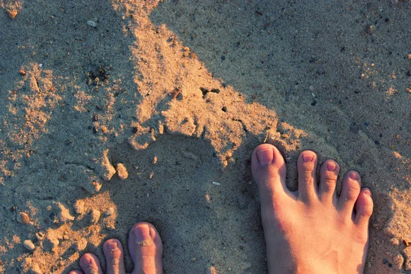 맨발에 모래에 덮여 — 스톡 사진