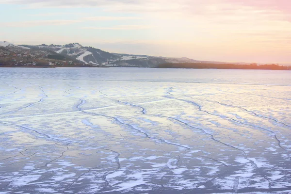 Гора і замерзла річка — стокове фото