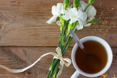 fincan çay ve beyaz çiçekler
