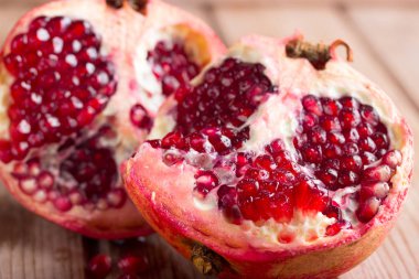 Nar dilimleri ve garnet meyve tohumları tablo üzerinde