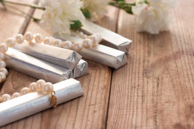 çikolata ve beyaz çiçekler