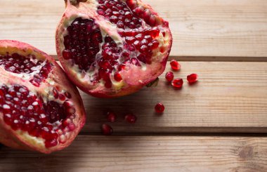 Nar dilimleri ve garnet meyve tohumları tablo üzerinde