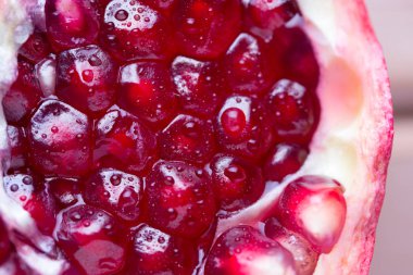 Nar dilimleri ve garnet meyve tohumları tablo üzerinde