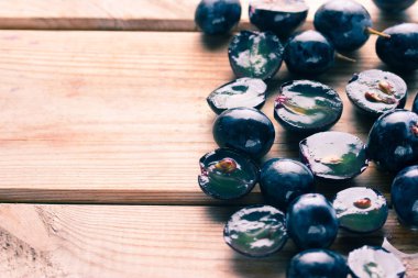 kırmızı üzüm ve beyaz çiçekler