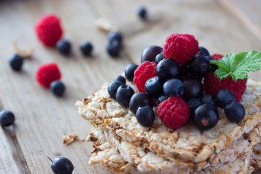 Ekmek taze meyve ile tepesinde