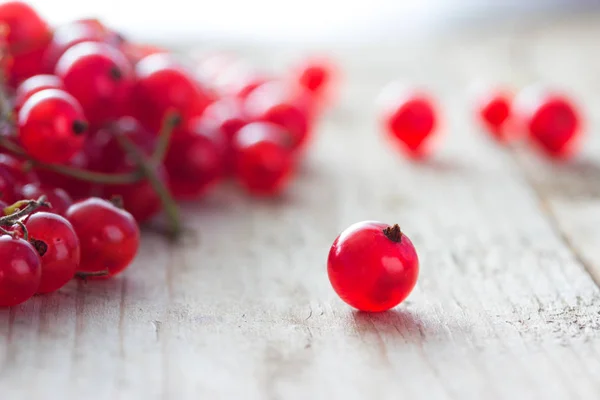 Rote Johannisbeeren auf Holztisch — Stockfoto