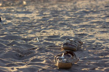 kum zemin üzerine dalga deniz ile spor ayakkabı