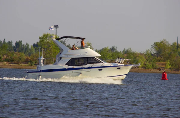 Barco a motor en la ruta — Foto de Stock