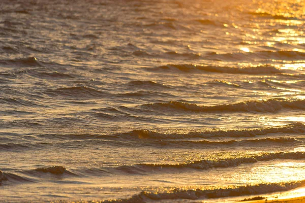 Sun reflection on ocean waves — 图库照片