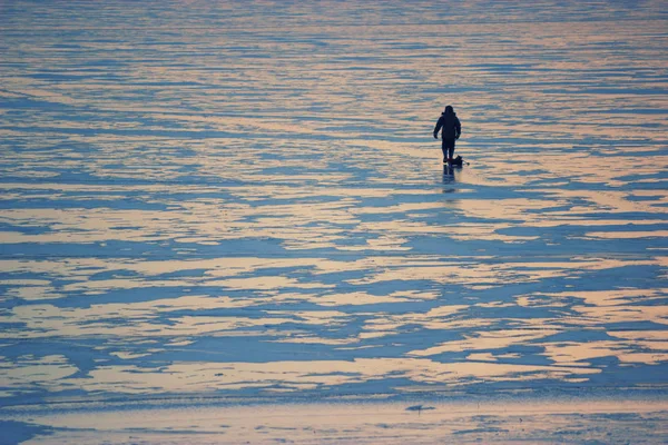 Pescador no rio congelado — Fotografia de Stock