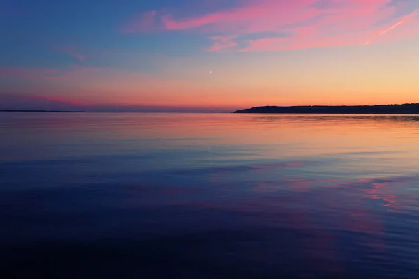 Pôr-do-sol panorâmico sobre a praia oceânica — Fotografia de Stock