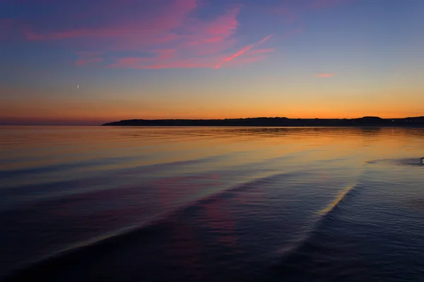 Μαγευτικό ηλιοβασίλεμα πάνω από τον ωκεανό παραλία — Φωτογραφία Αρχείου