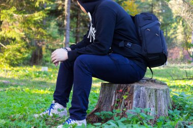 Güdük üzerinde oturan genç adam