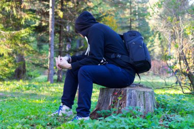 Güdük üzerinde oturan genç adam