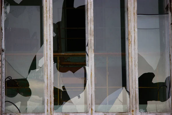 Ferestre sparte într-o clădire — Fotografie, imagine de stoc