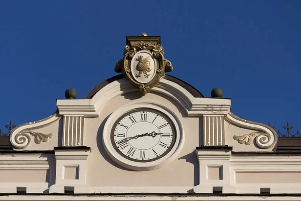 Close up van gebouw met een klok — Stockfoto