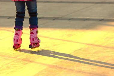 Kaykay bacakları kaykay parkında yakınlaşır.