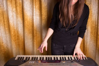 Elektronik piyano unrecognizible kız müzisyen