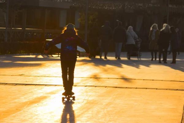 若いスケートボーダーのシルエット — ストック写真